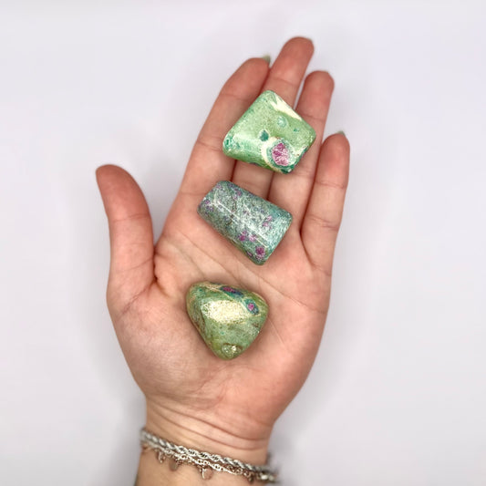 Rubí con Zoisita rodado - White Shine