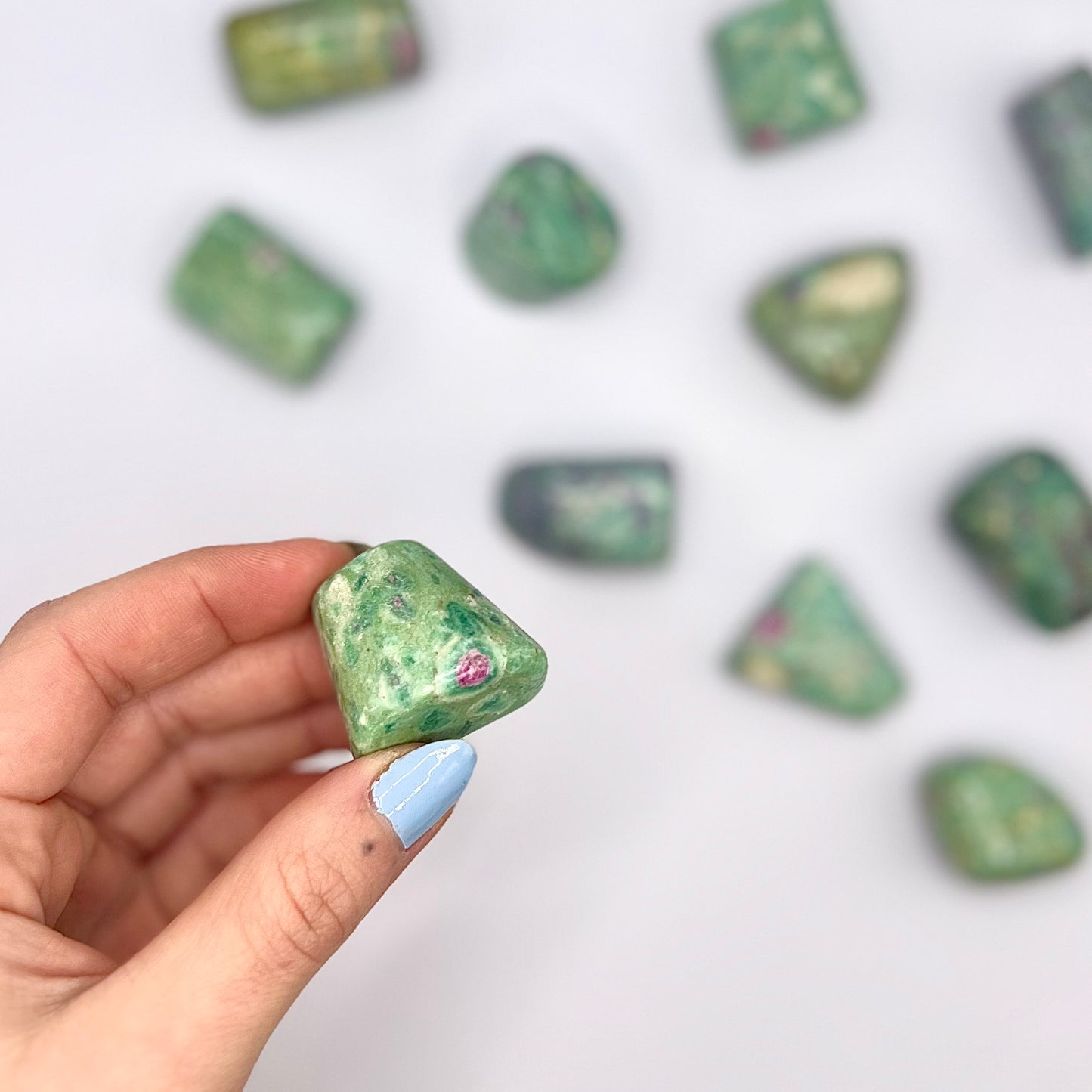 Rubí con Zoisita rodado - White Shine