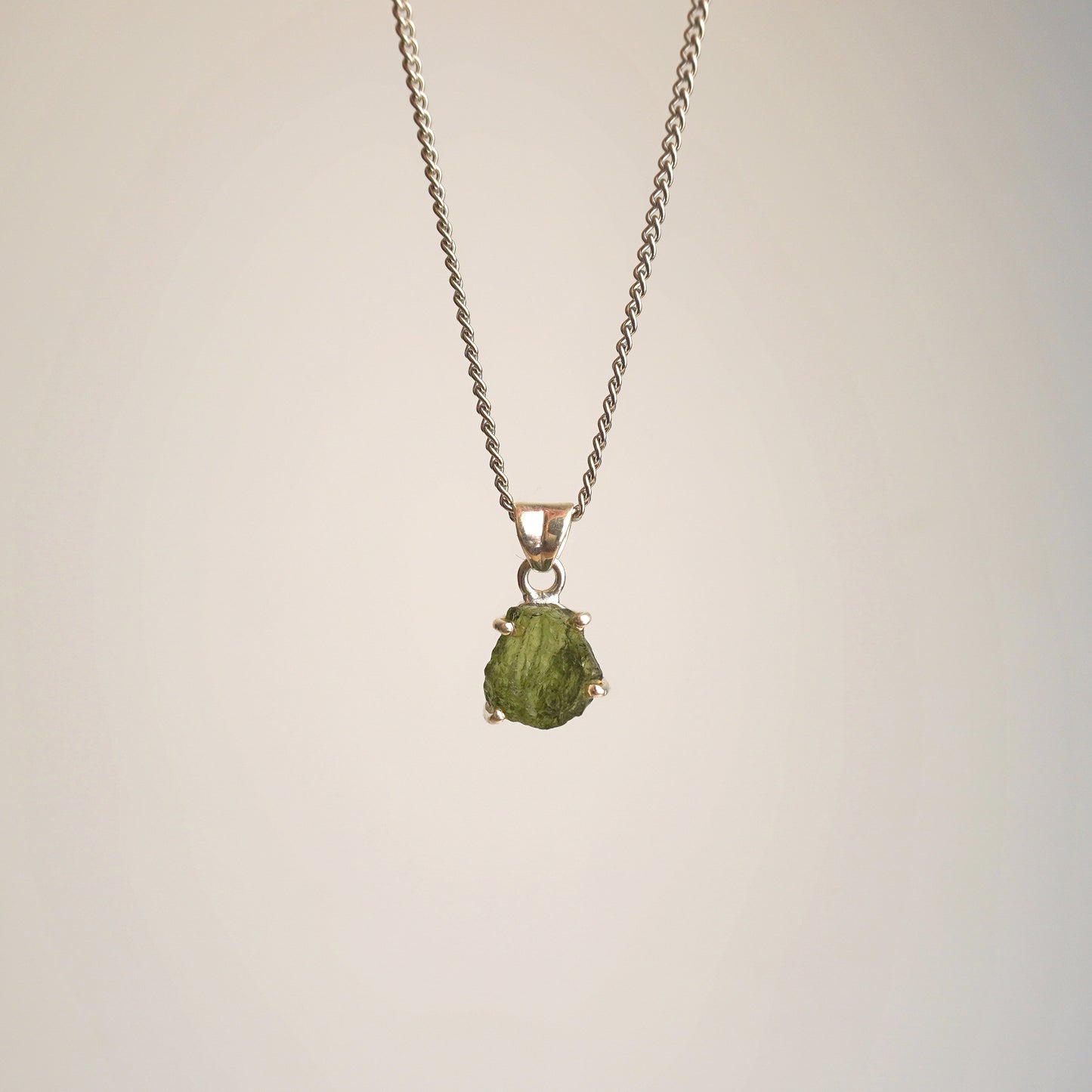 Collar Moldavita en garra