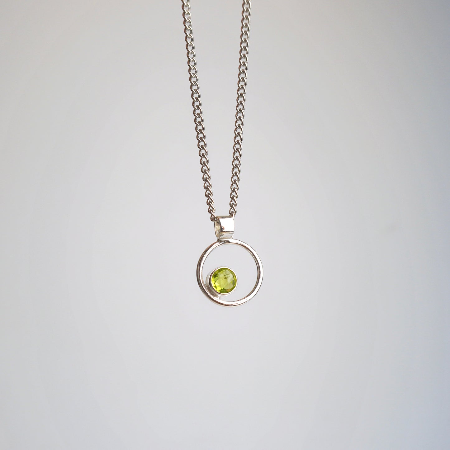 Collar Olivino en aro