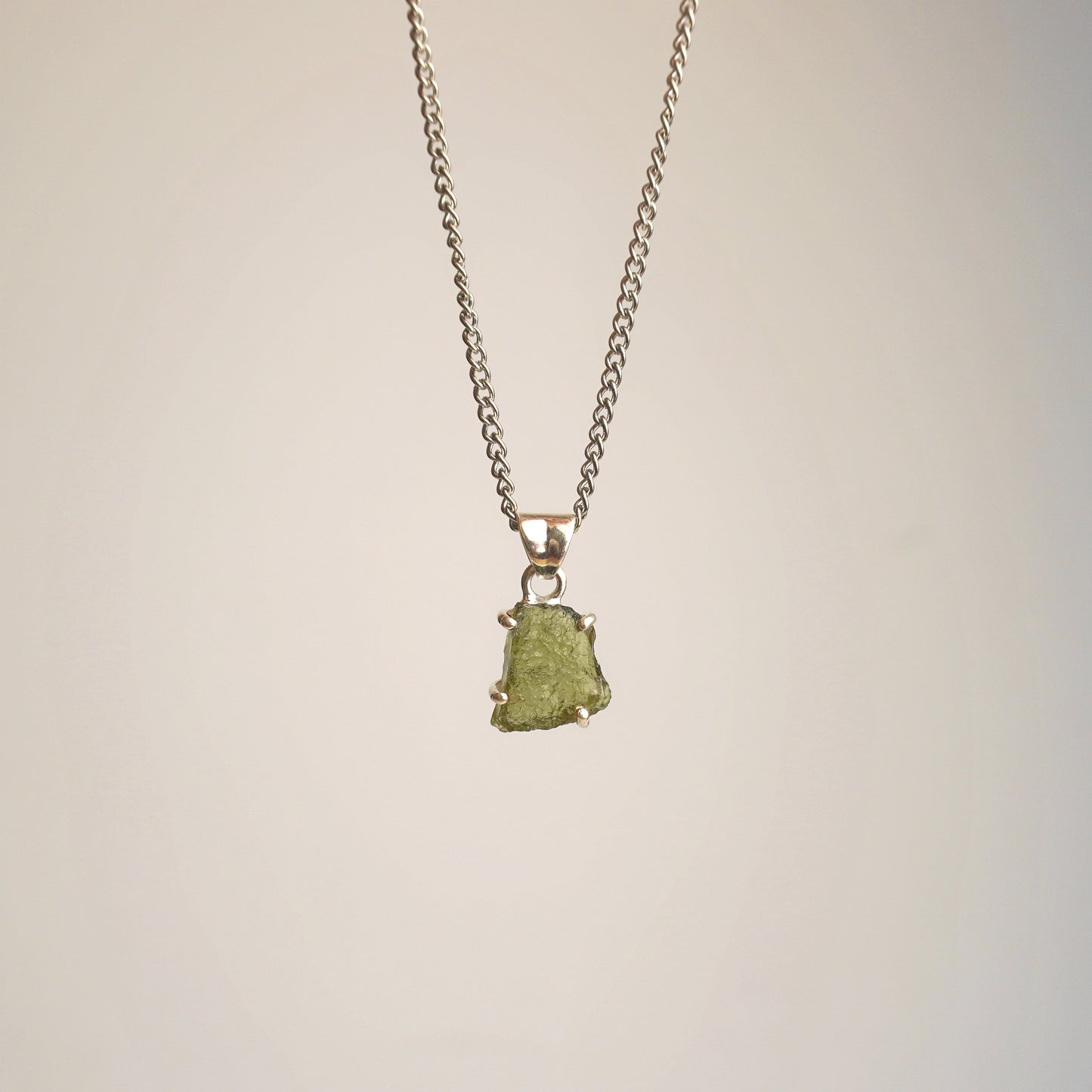 Collar Moldavita en garra