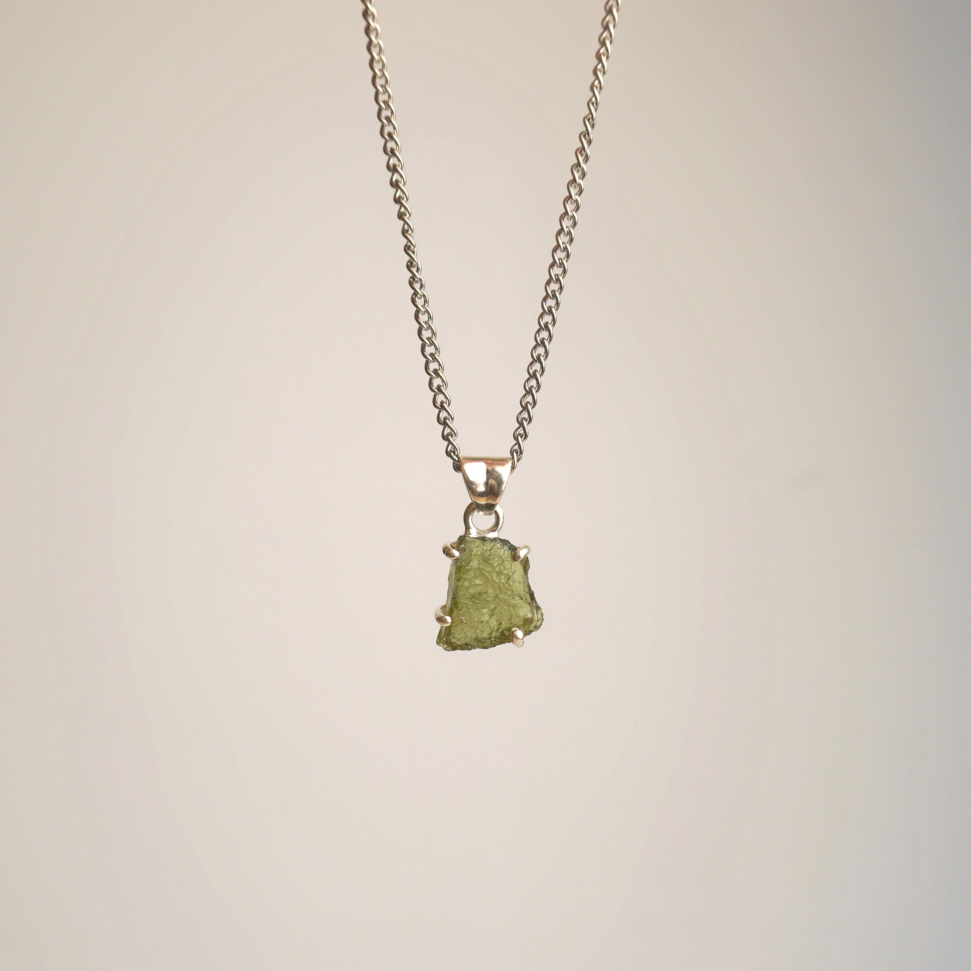 Collar Moldavita en garra