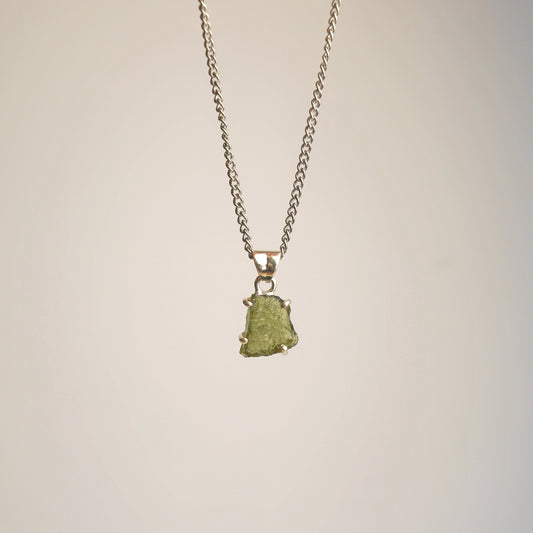 Collar Moldavita en garra