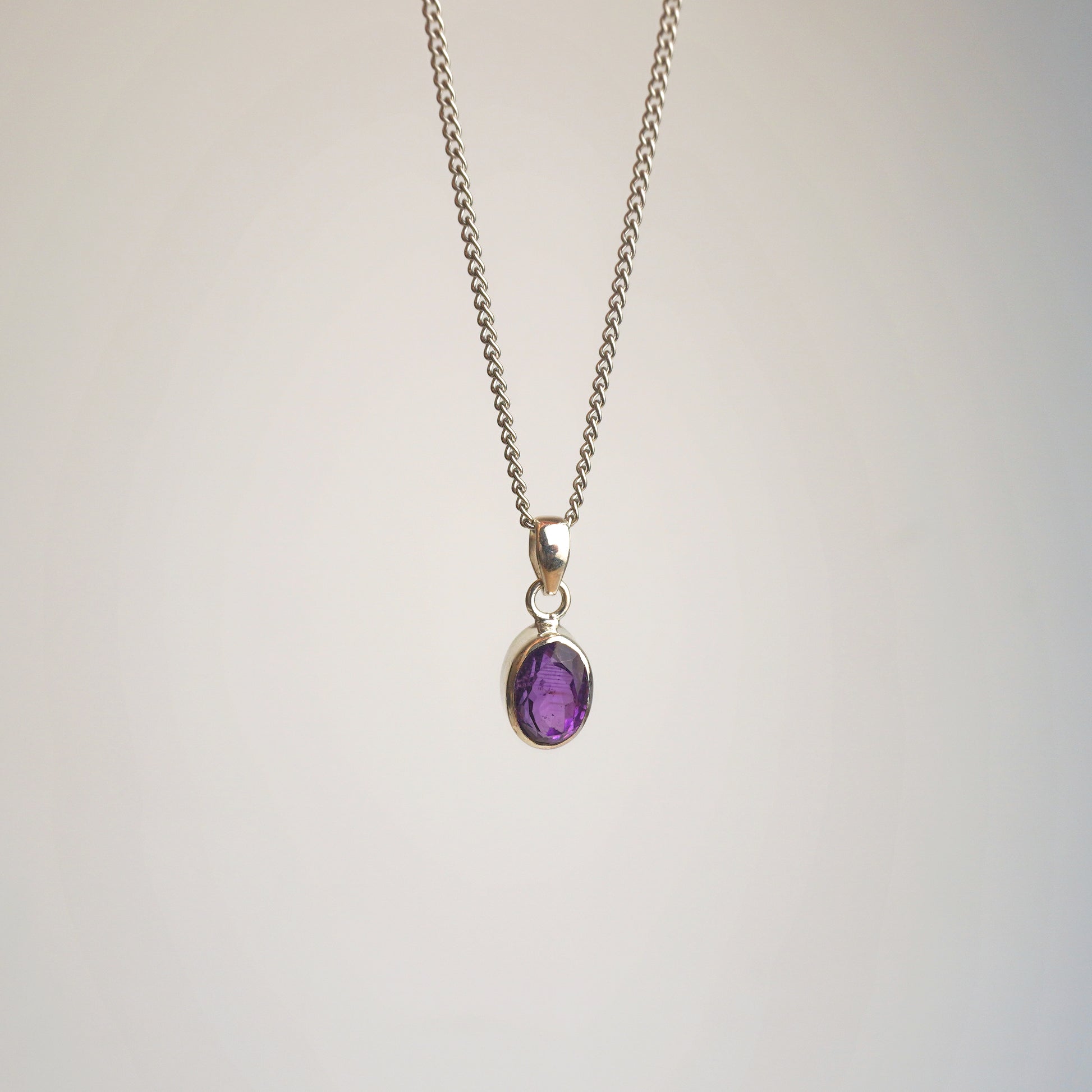 Collar cabujón de Amatista tallada