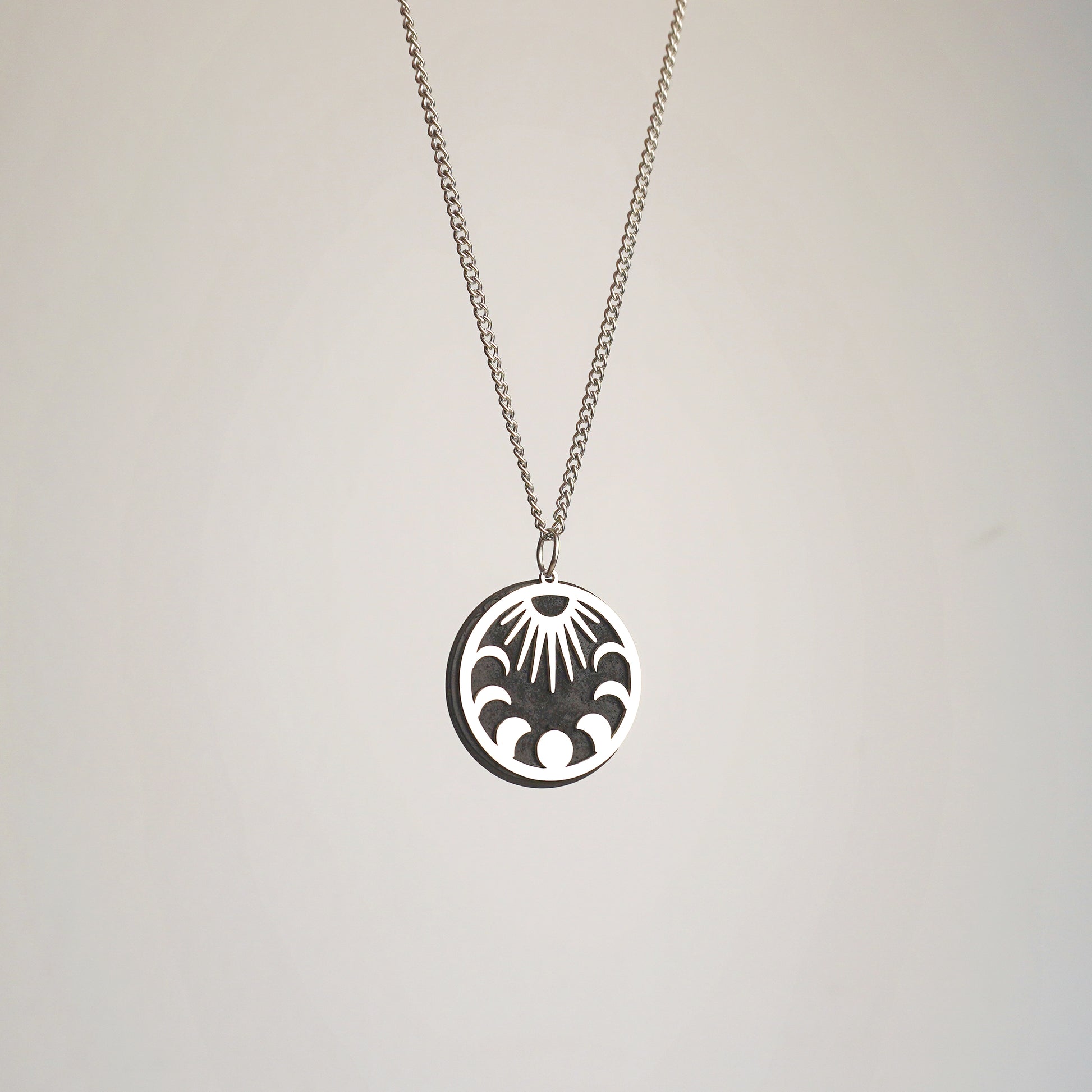 Collar fases lunares con Shungita